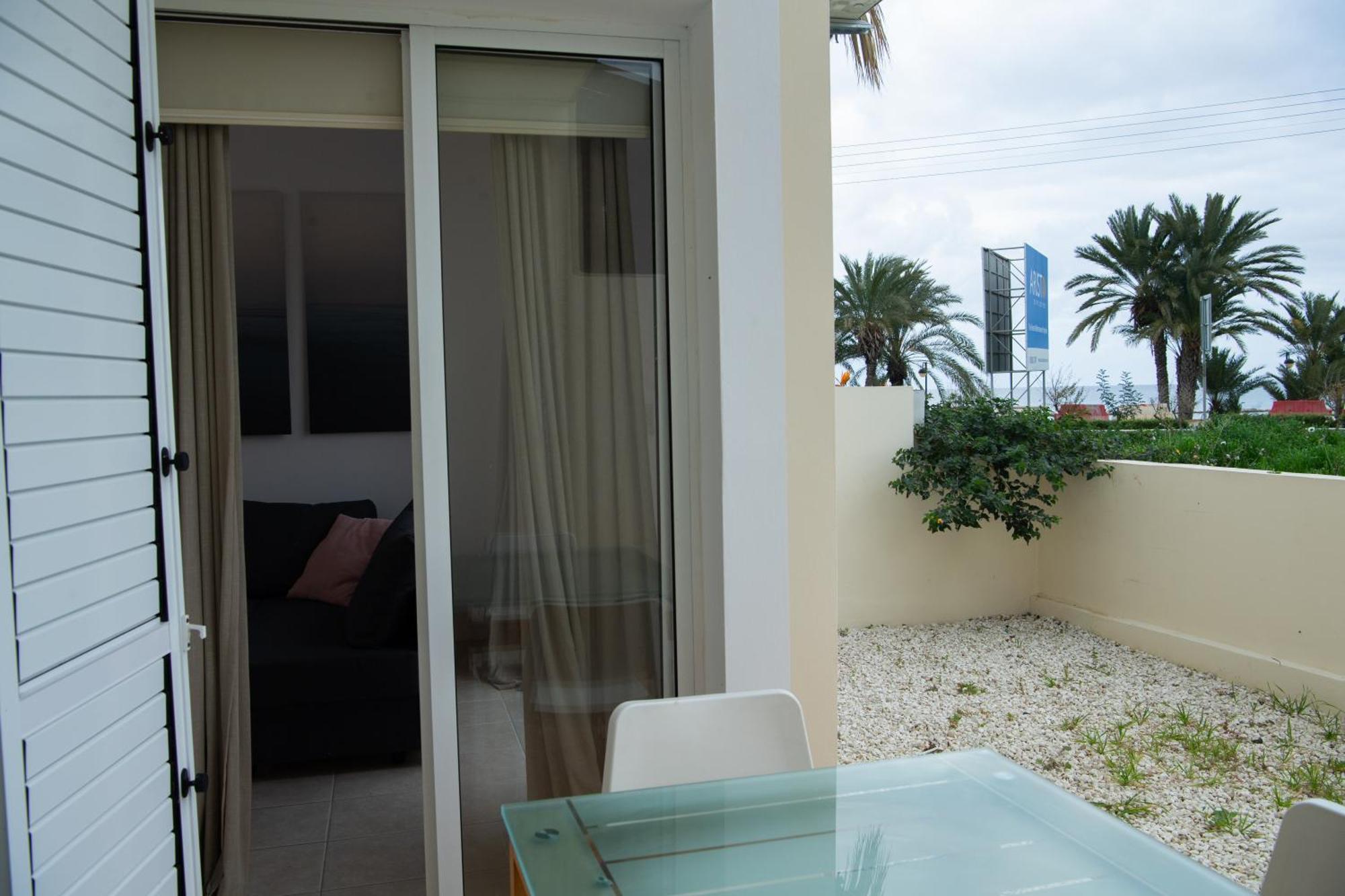 Path Latchi Beachfront Apartments Eksteriør bilde
