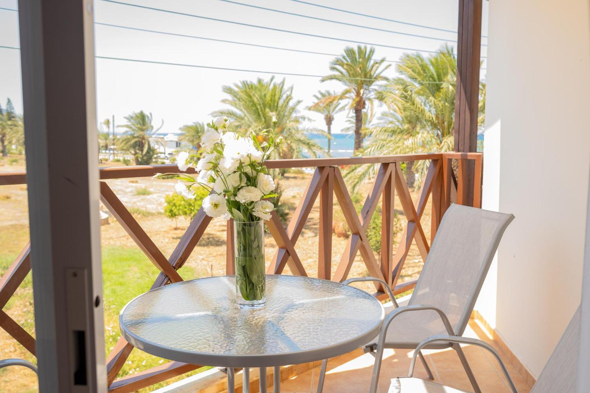 Path Latchi Beachfront Apartments Eksteriør bilde